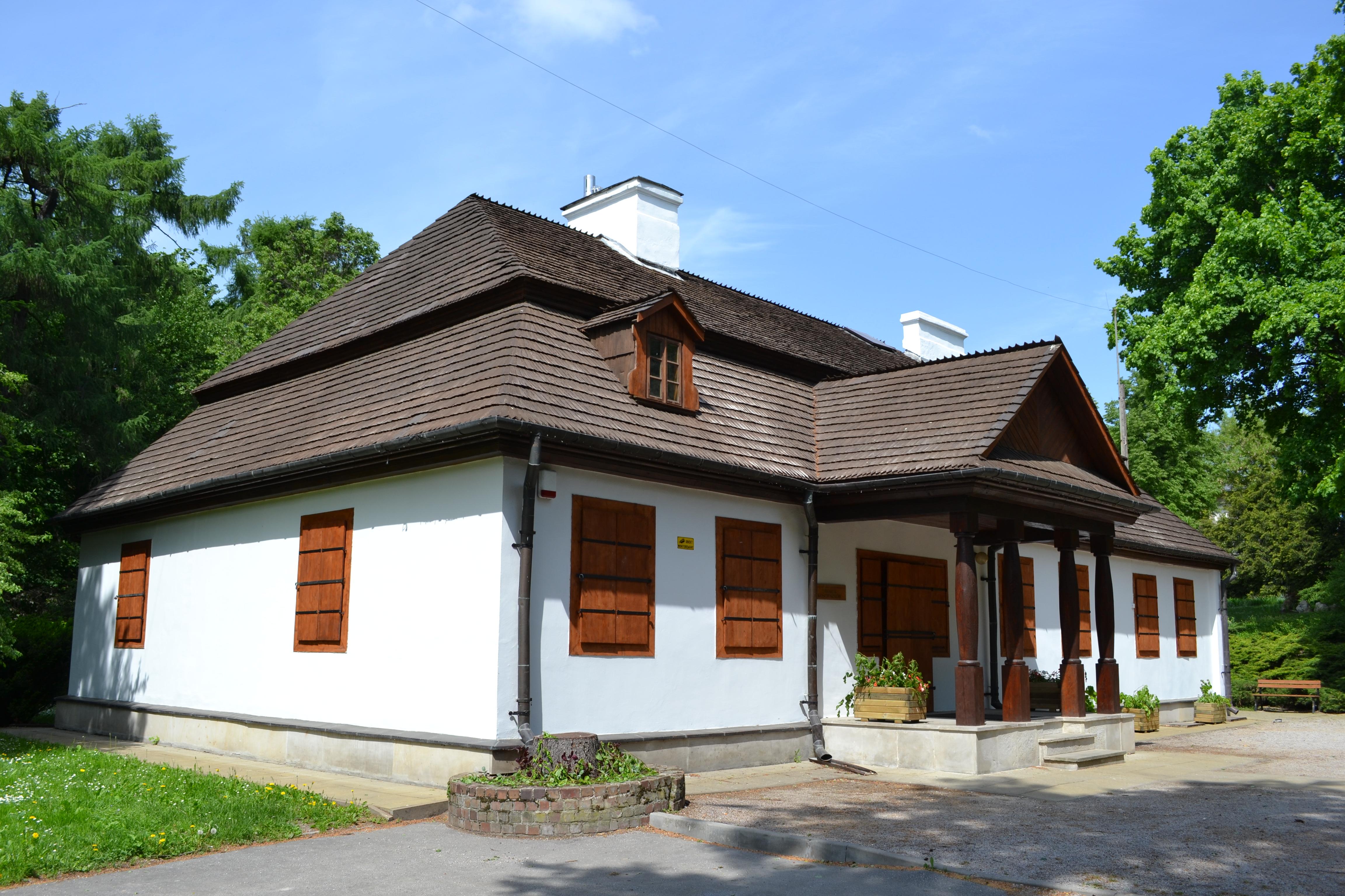 Dworek Kościuszków w parku